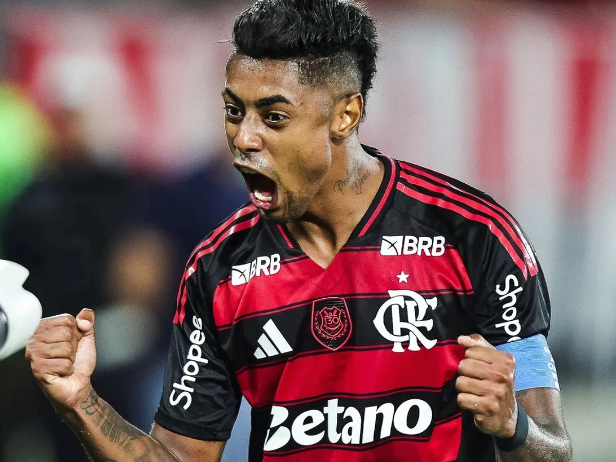 Flamengo vence Corinthians e mantém liderança do Brasileiro