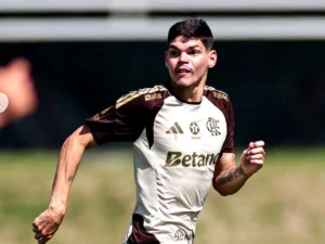 Ayrton Lucas sofre lesão e vira dúvida no Flamengo; saiba detalhes