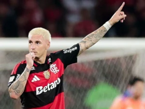 Guillermo Varela marca, acerta número absurdo de passes e decide pelo Flamengo
