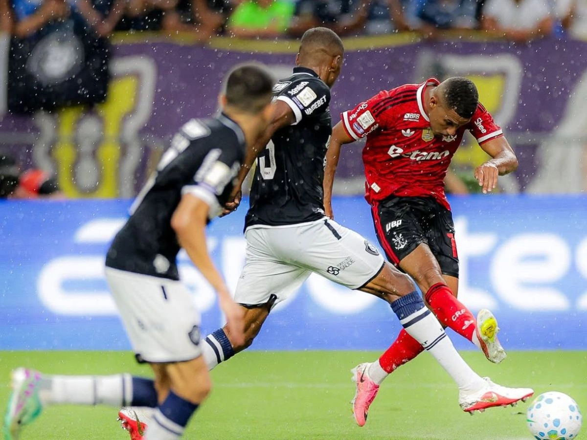 Samuel Lino explica gol do Flamengo diante do Remo à Romário; veja