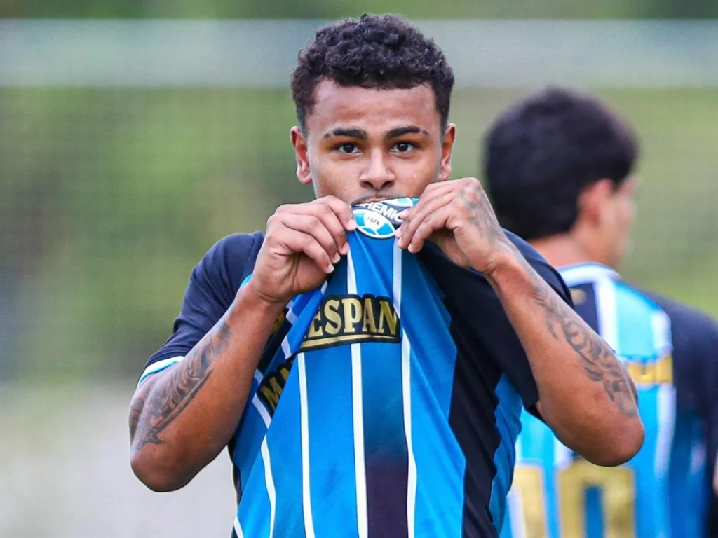 Grêmio renova com cria da base até 2029; saiba detalhes
