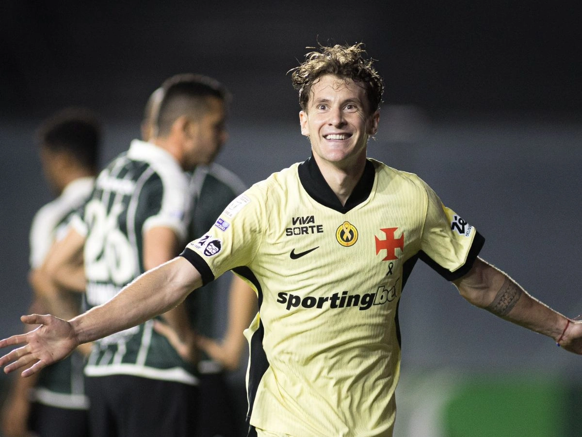 Vasco goleia o Coritiba e sai do Z-4 do Brasileirão