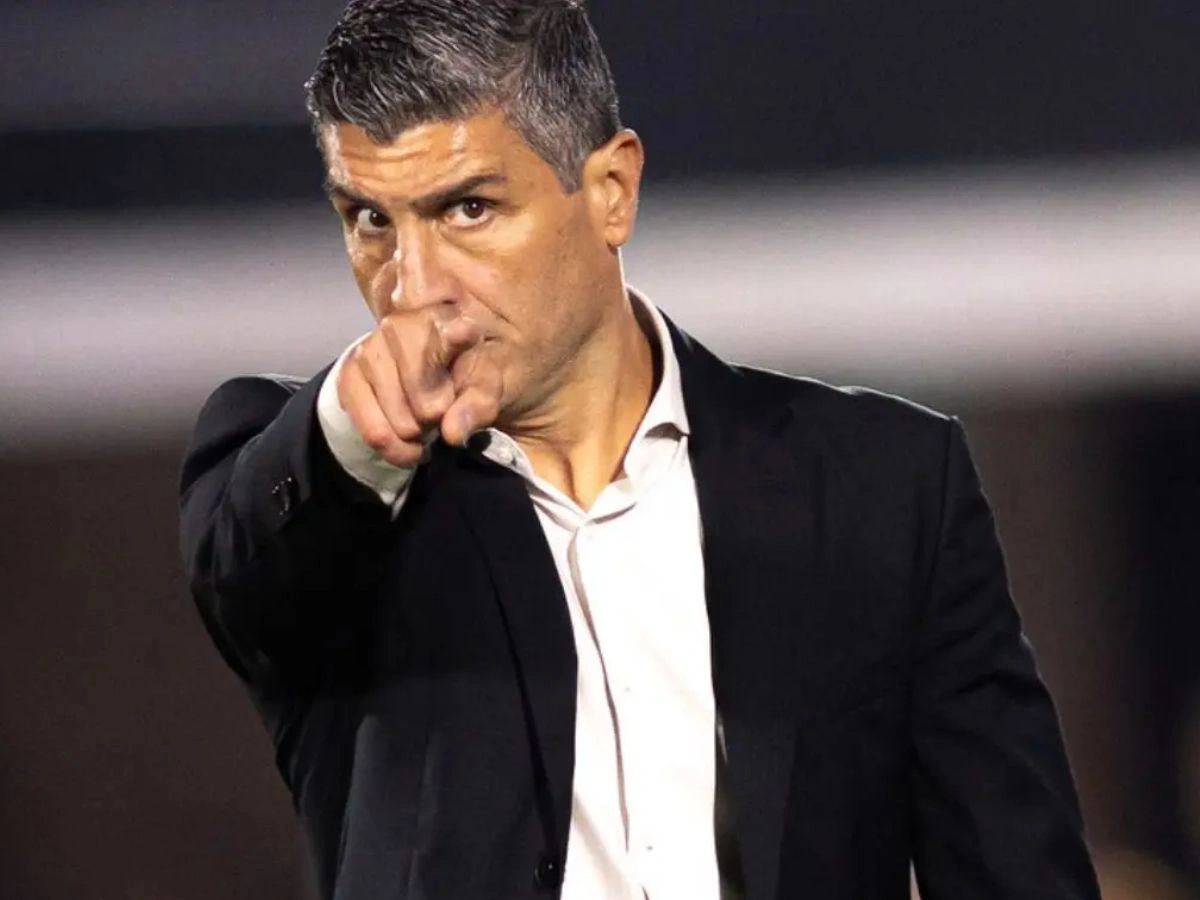 Pedro Emanuel encara dilema no Vasco: força máxima contra o Santa Fe ou foco no Brasileirão?