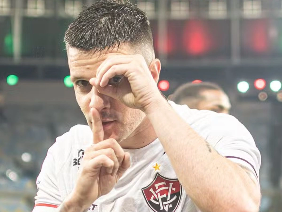 Renato Kayzer perde espaço e tem futuro incerto no Vitória