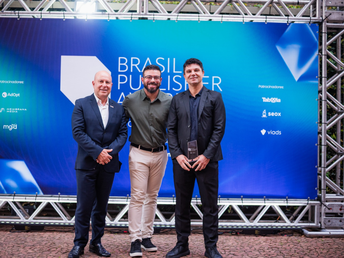 Brasil Publisher Awards 2026 - Marcello Petrelli, fundador da ANPB, Rodrigo Neves, vice-presidente de Relações Institucionais da Anamid, e Riadis Dornelles, vice-presidente de Publishers da Anamid