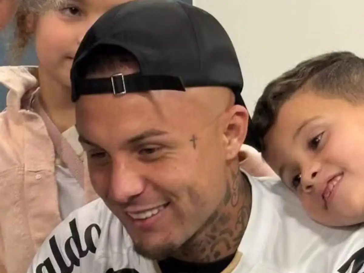 Everton Cebolinha veste a camisa do Santos